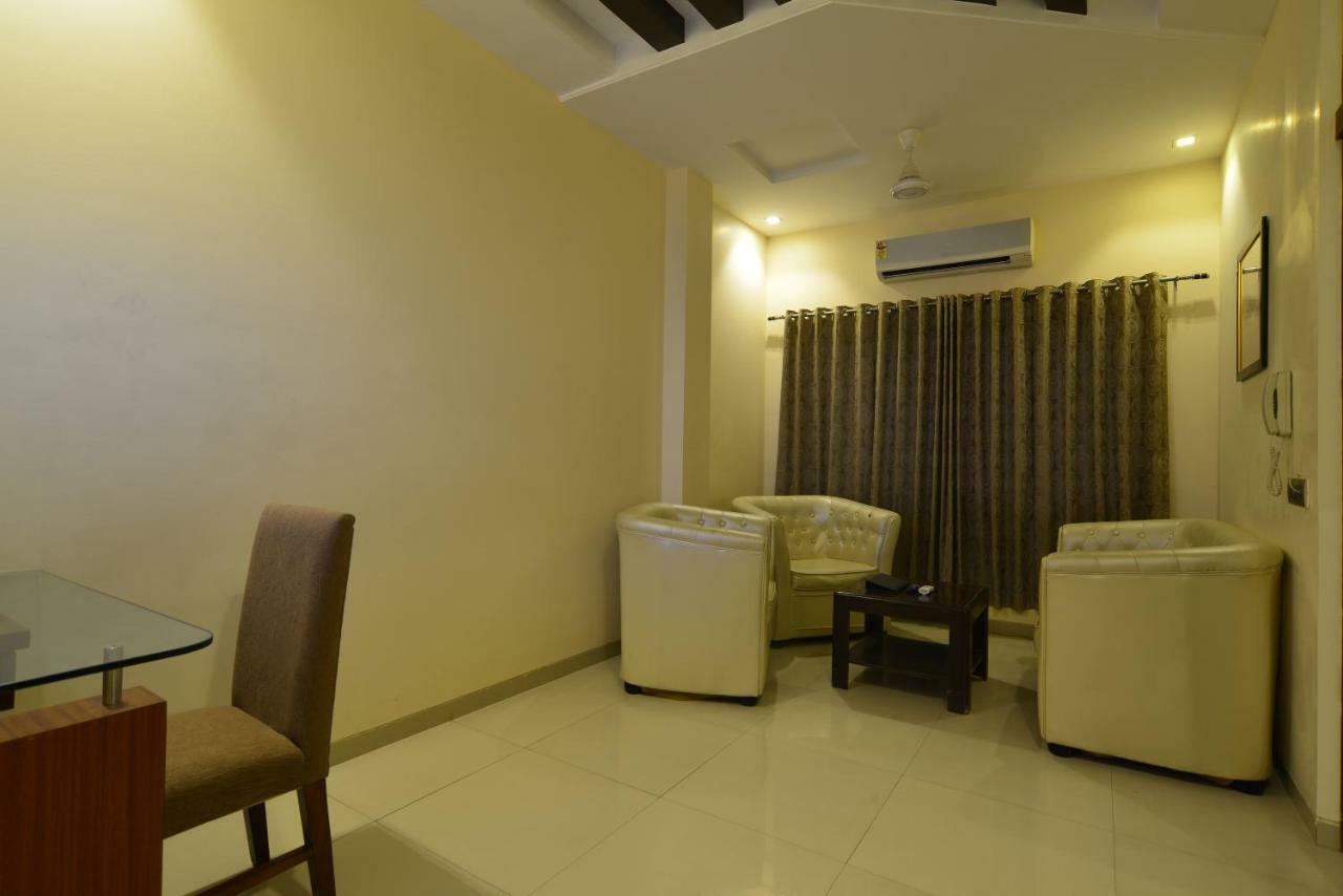 Hotel Jhankar Palace Dhule Buitenkant foto