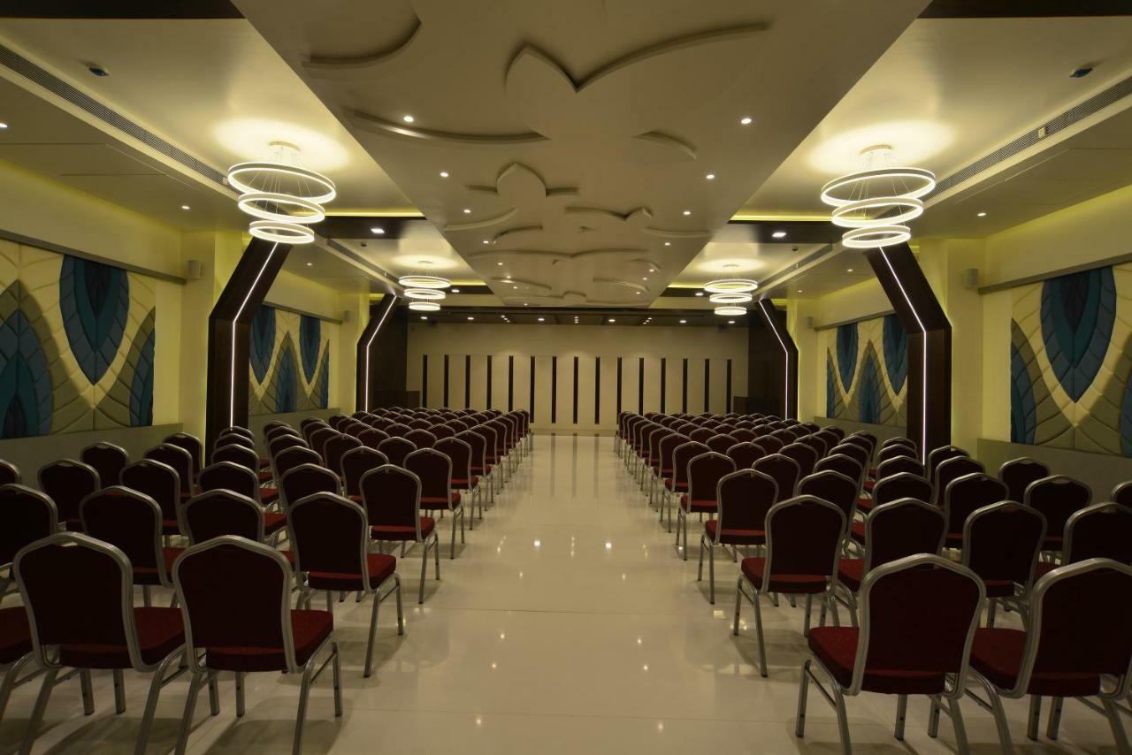 Hotel Jhankar Palace Dhule Buitenkant foto