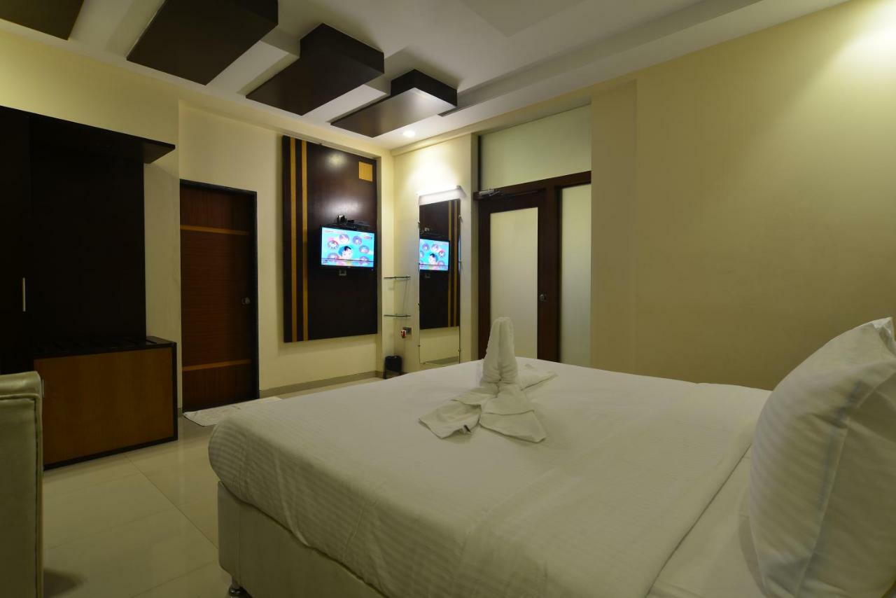 Hotel Jhankar Palace Dhule Buitenkant foto