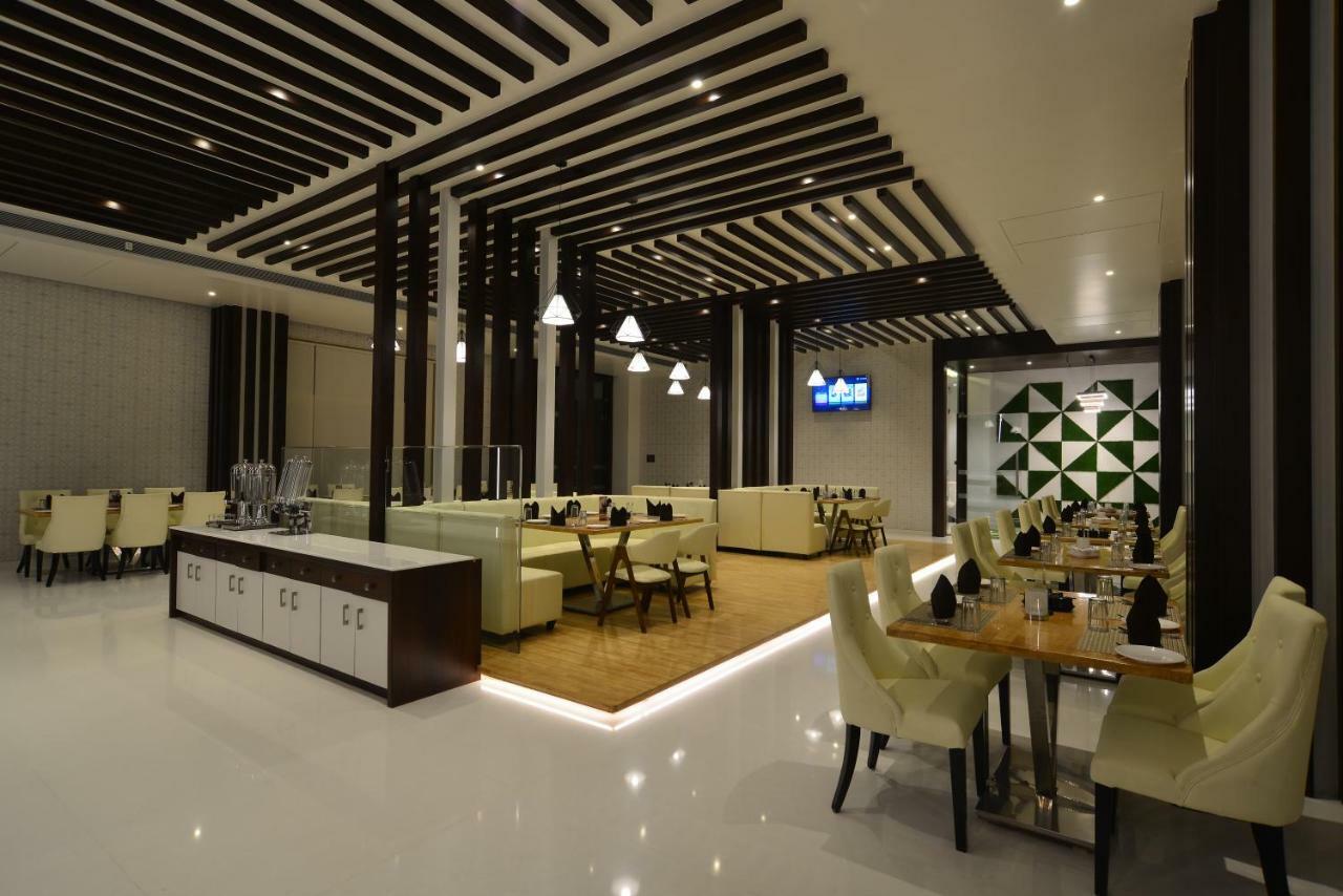 Hotel Jhankar Palace Dhule Buitenkant foto