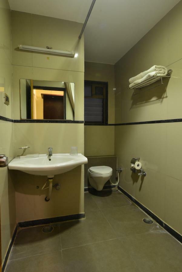 Hotel Jhankar Palace Dhule Buitenkant foto