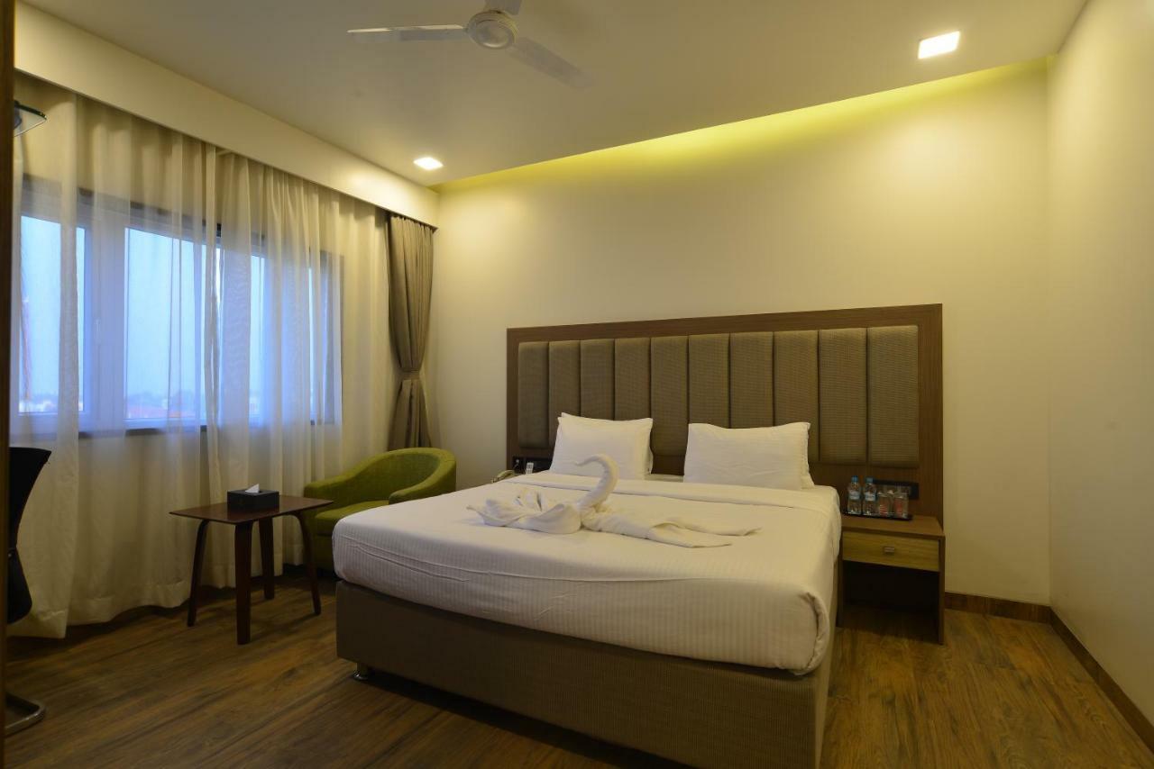 Hotel Jhankar Palace Dhule Buitenkant foto