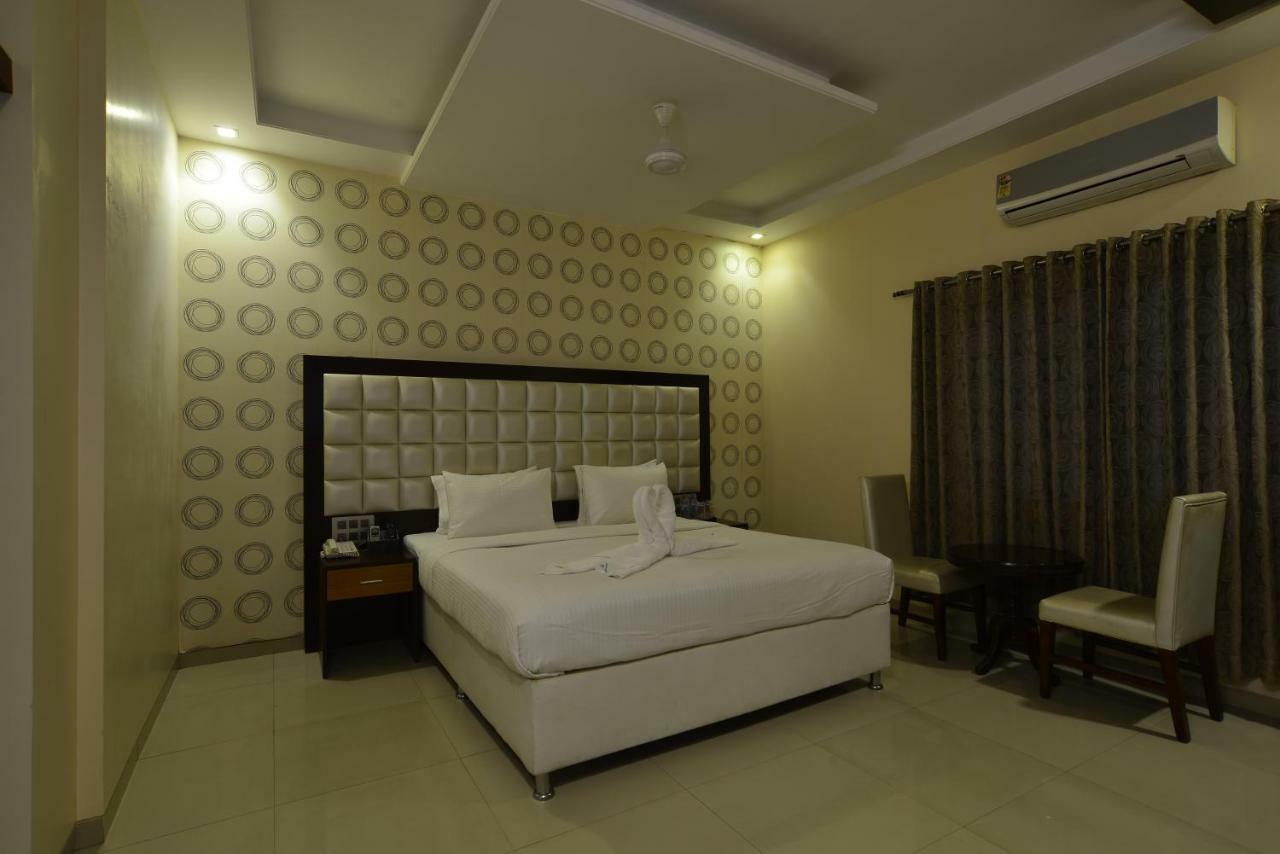 Hotel Jhankar Palace Dhule Buitenkant foto
