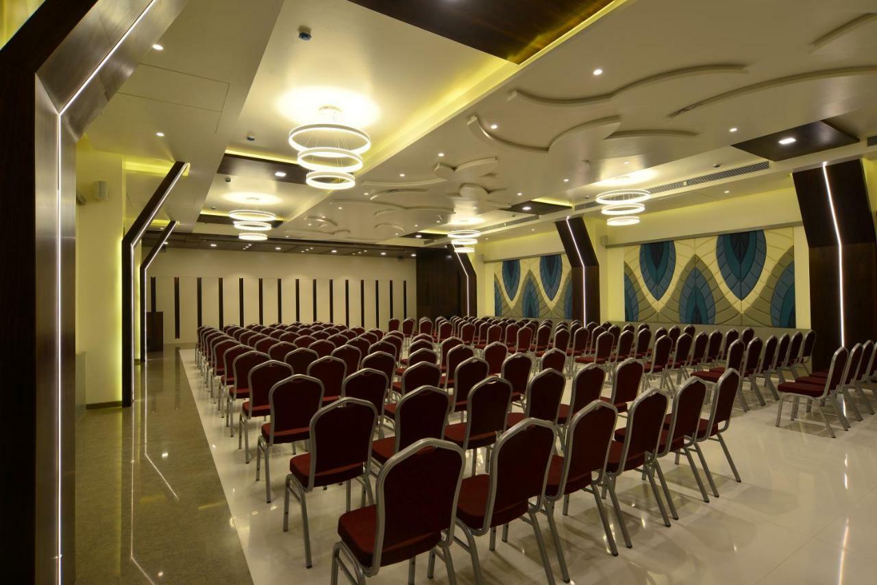 Hotel Jhankar Palace Dhule Buitenkant foto