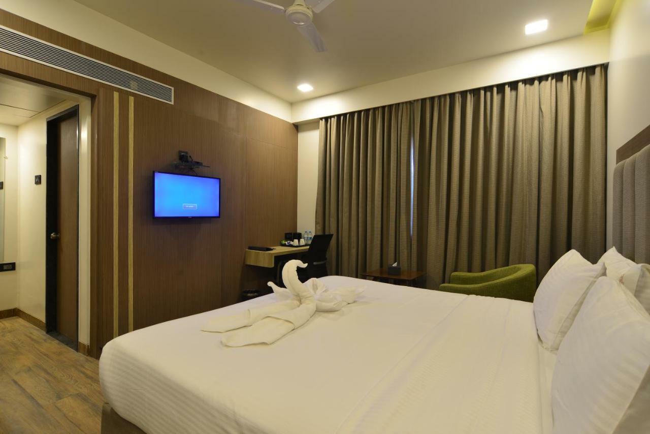 Hotel Jhankar Palace Dhule Buitenkant foto