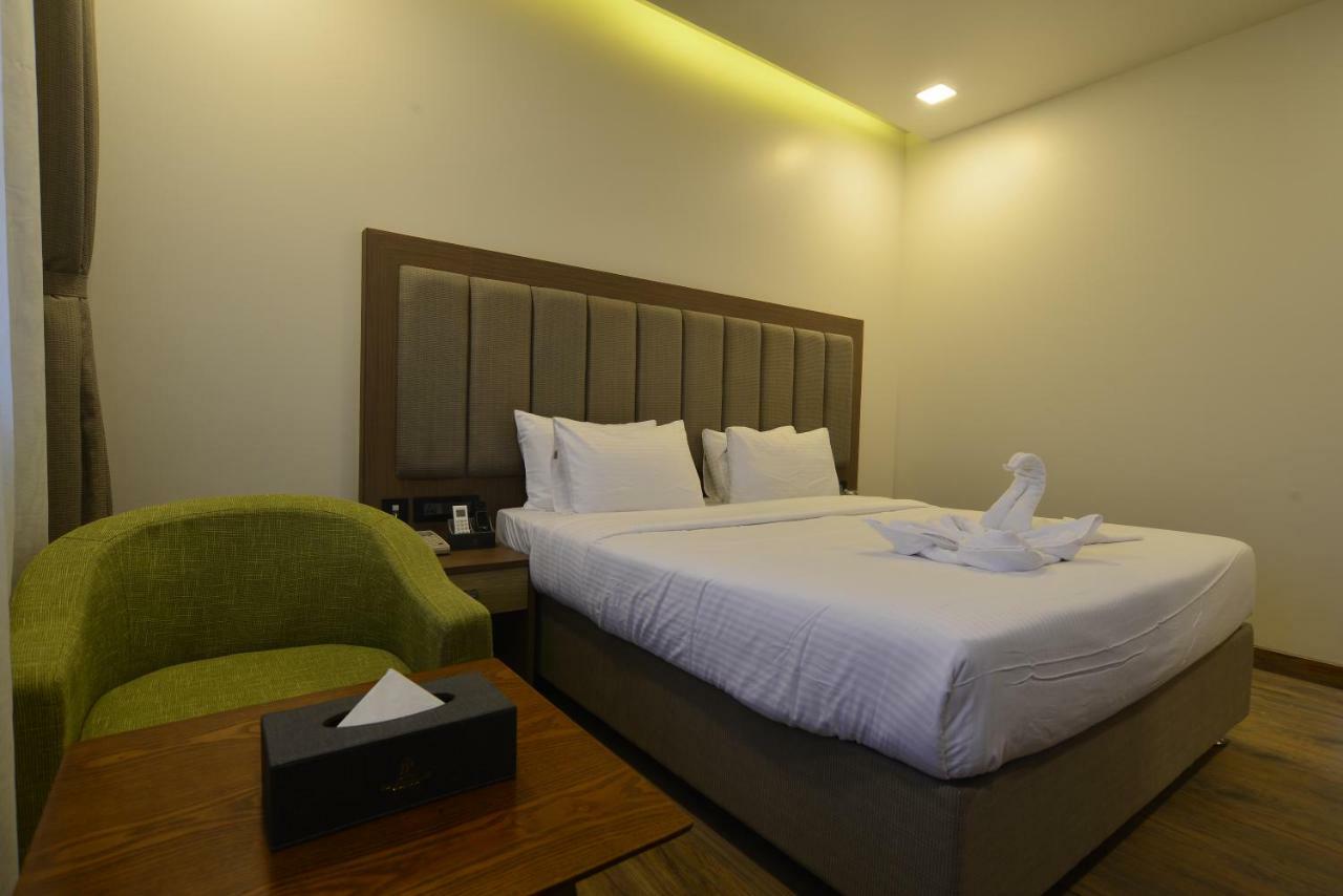 Hotel Jhankar Palace Dhule Buitenkant foto