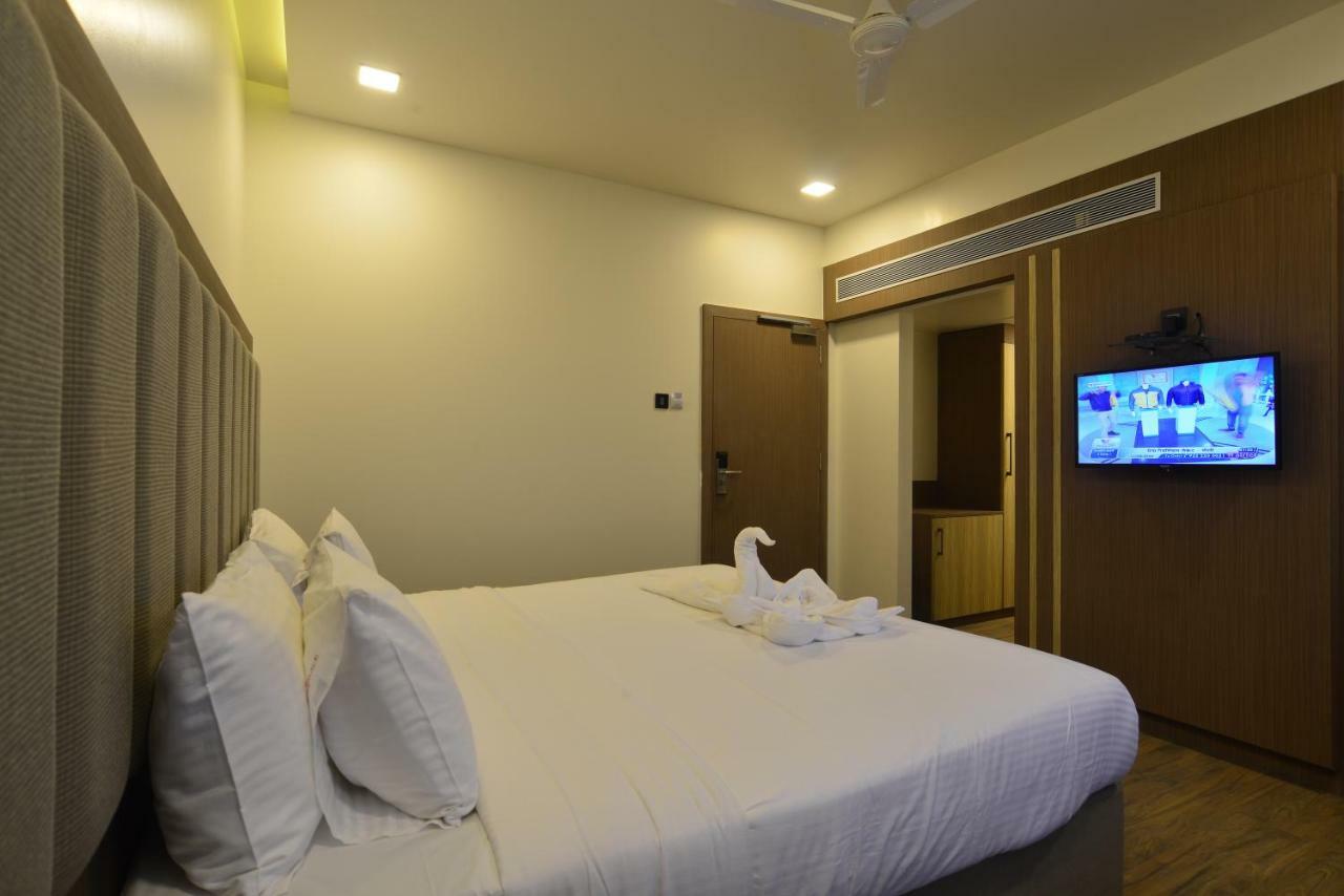 Hotel Jhankar Palace Dhule Buitenkant foto